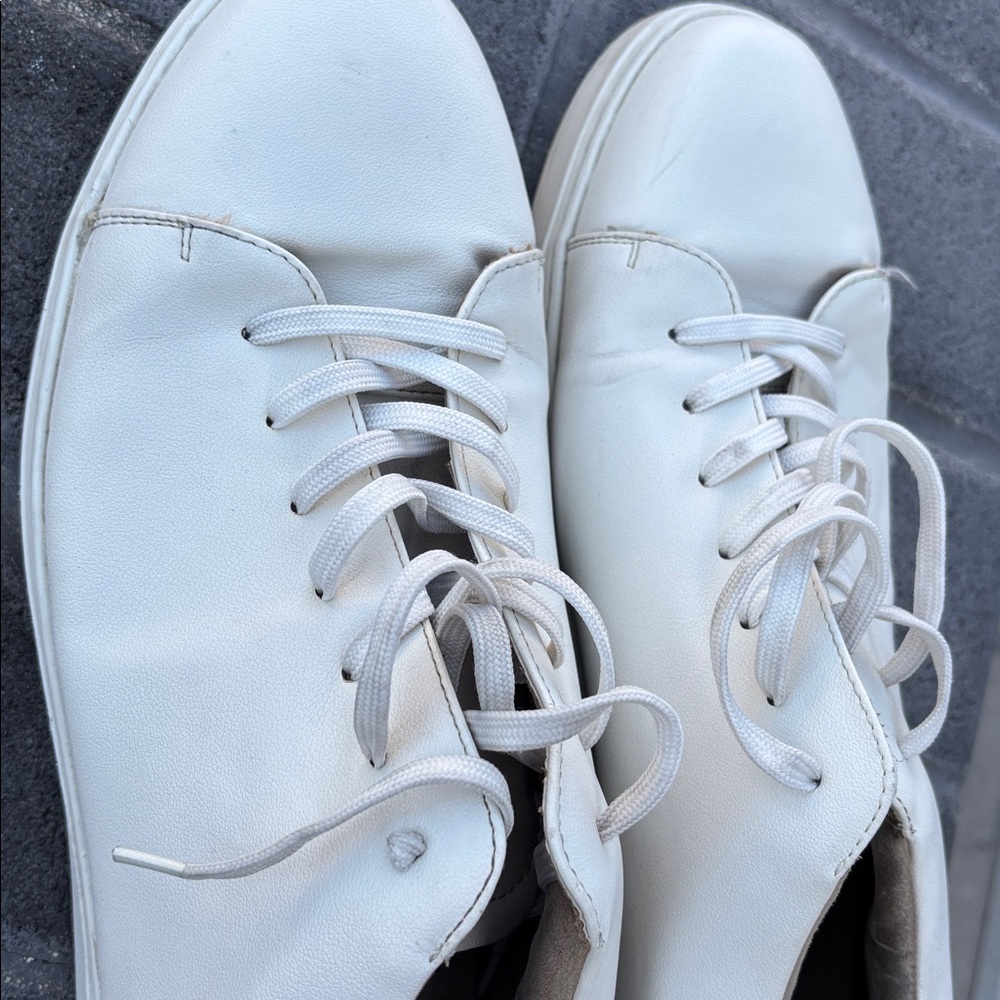 Mens white shoe